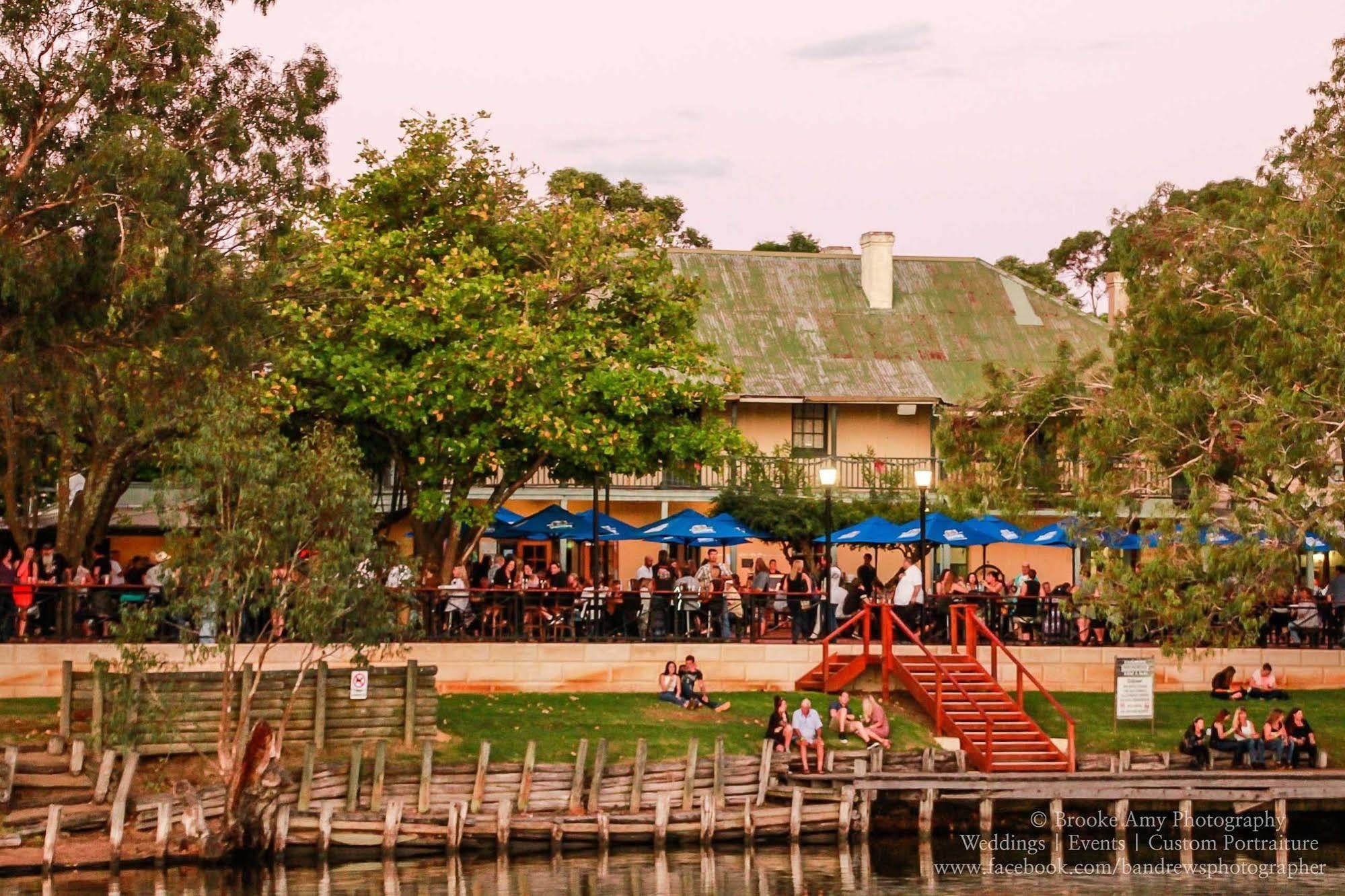 Ravenswood Hotel Exterior photo